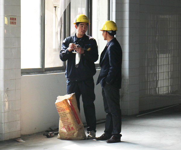 浩爽集團(tuán)總部項目部經(jīng)理-張波在某工地進(jìn)行工程指導(dǎo)